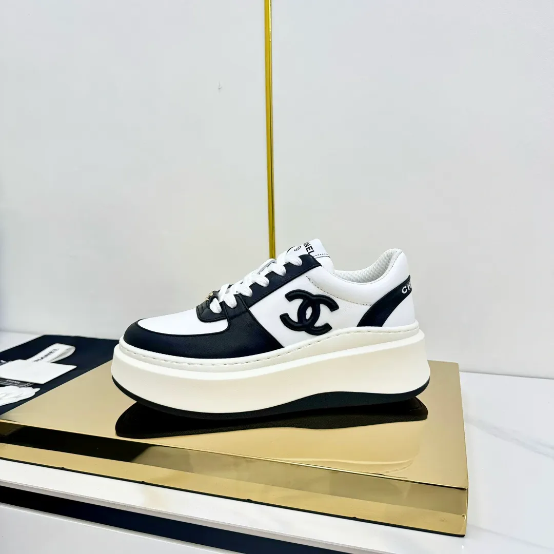 👟👟Ex-factory price 600👟👟 Upgraded version, upgraded version, upgraded version! No rebuttal accepted! ! ! ! Chanel Chanel panda shoes! 2025 counter's top casual sports shoes. This classic design; the upper is electro-embroidered with a variety of techniques; the outsole is fashionable and sporty; the unusual inclusion of a variety of color matching elements... The diversified mix and match is very good-looking and versatile, and can be used for leisure, fashion, sports, and outdoor... ꫛꫀꪝ Go➫ Materials: ❶Upper made of: original imported first-layer silk cowhide + original waterproof cloth + original first-layer cowhide ❷Inner lining: Original Yangli+Net ❸Outsole based on: Original TPU combination outsole Counter boutique packaging complete set for women 35–41 👉 👉 👉 👉 👉